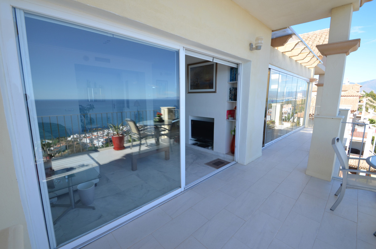 3 Bed Apartment for sale in La Duquesa Costa Del Sol, Málaga, Spain