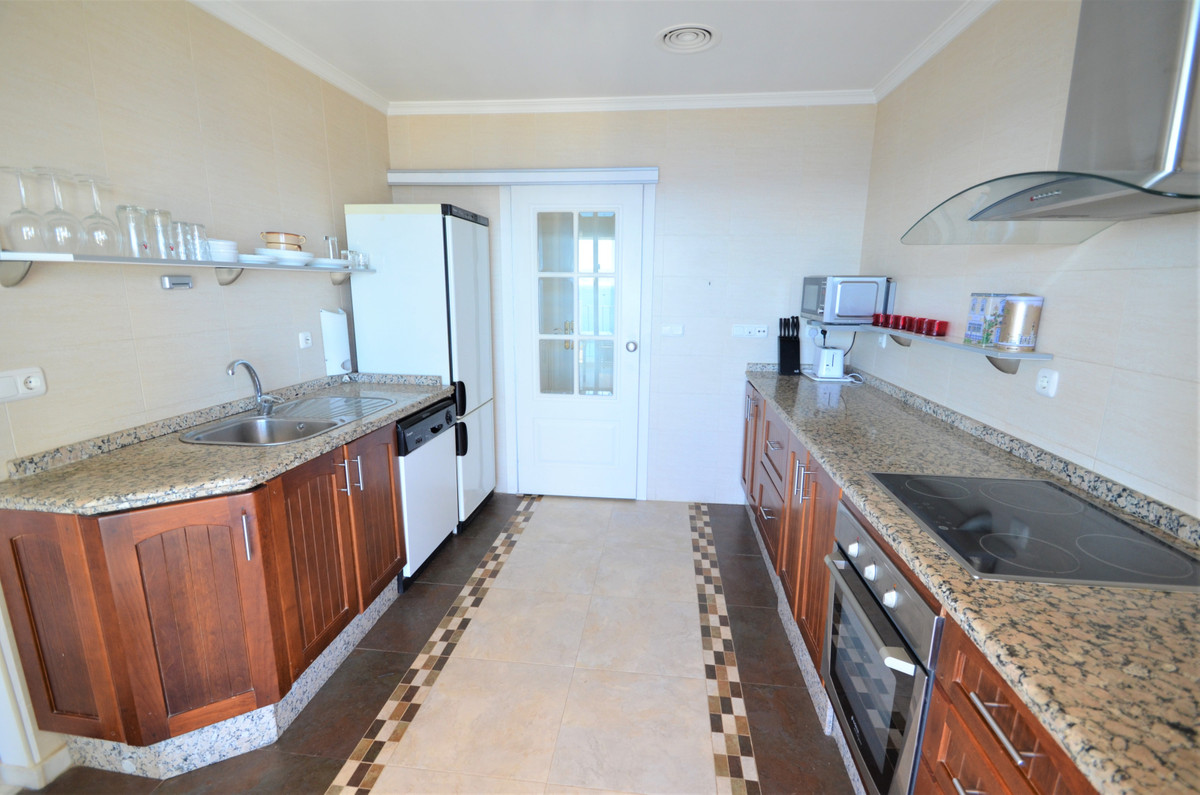 3 Bed Apartment for sale in La Duquesa Costa Del Sol, Málaga, Spain