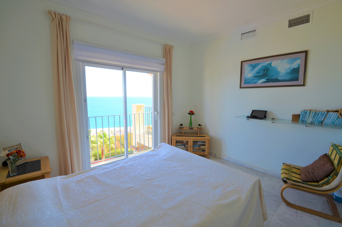 3 Bed Apartment for sale in La Duquesa Costa Del Sol, Málaga, Spain