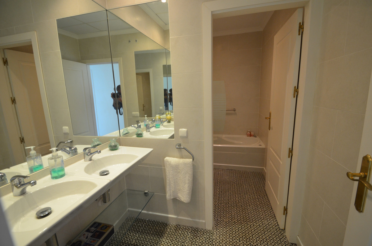 3 Bed Apartment for sale in La Duquesa Costa Del Sol, Málaga, Spain