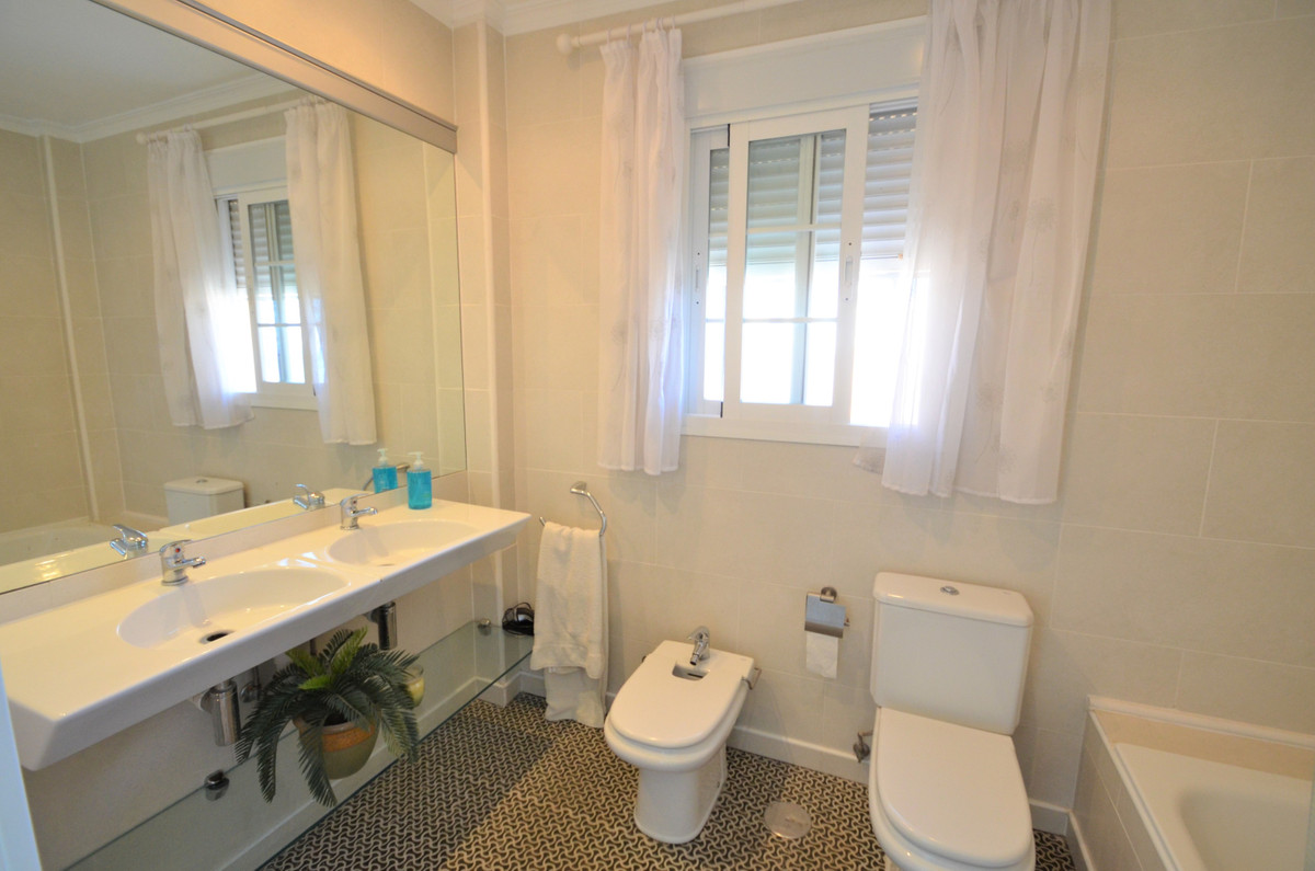 3 Bed Apartment for sale in La Duquesa Costa Del Sol, Málaga, Spain