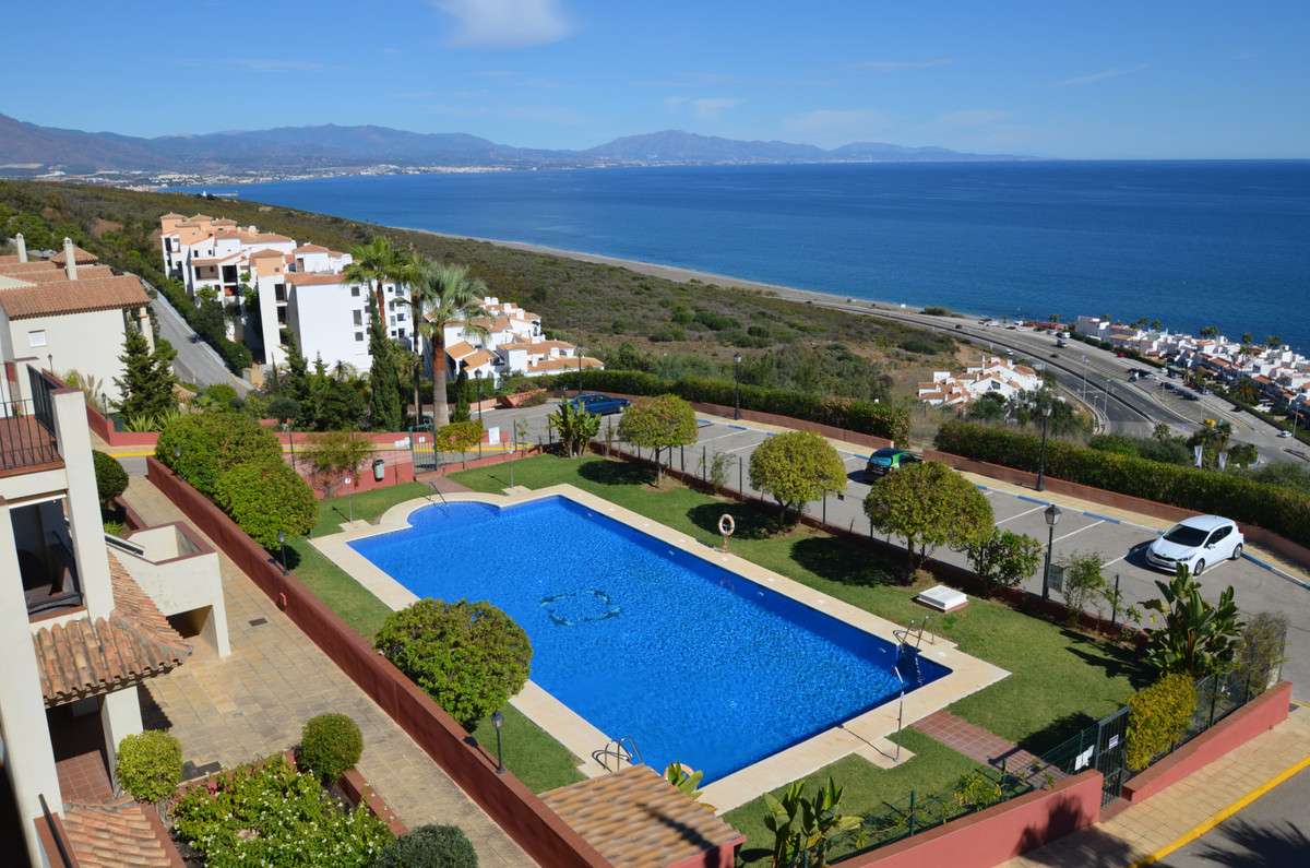 3 Bed Apartment for sale in La Duquesa Costa Del Sol, Málaga, Spain