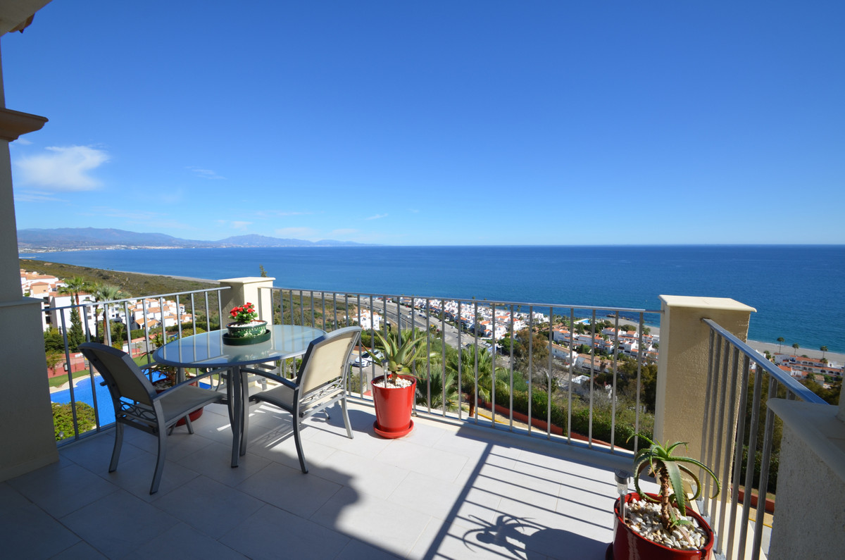 3 Bed Apartment for sale in La Duquesa Costa Del Sol, Málaga, Spain