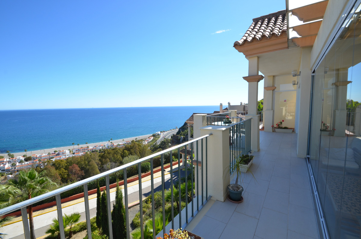 3 Bed Apartment for sale in La Duquesa Costa Del Sol, Málaga, Spain