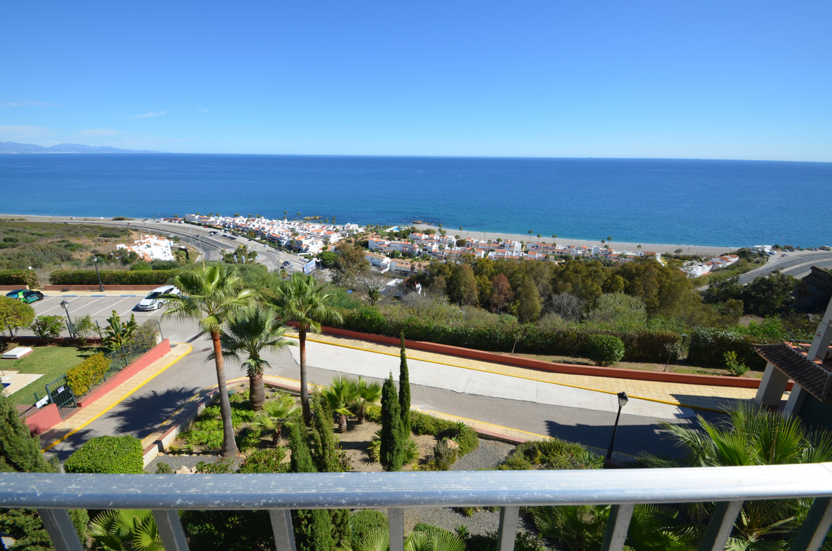3 Bed Apartment for sale in La Duquesa Costa Del Sol, Málaga, Spain