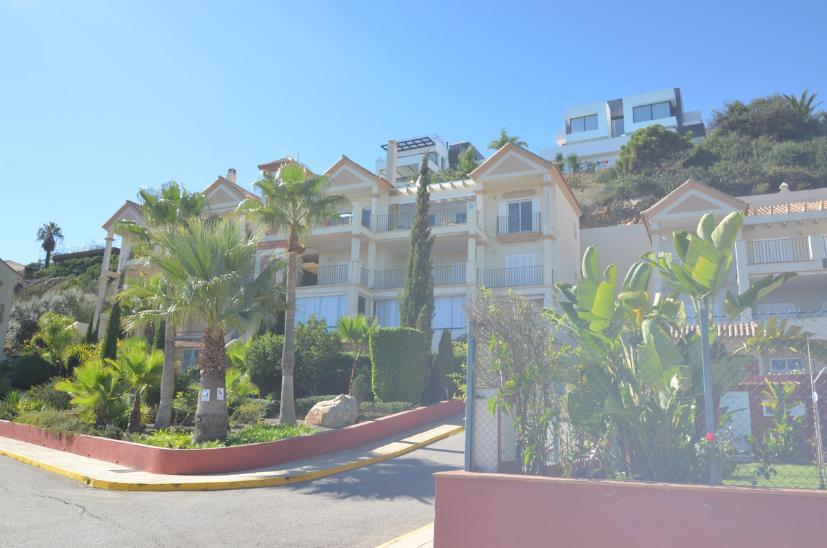 3 Bed Apartment for sale in La Duquesa Costa Del Sol, Málaga, Spain
