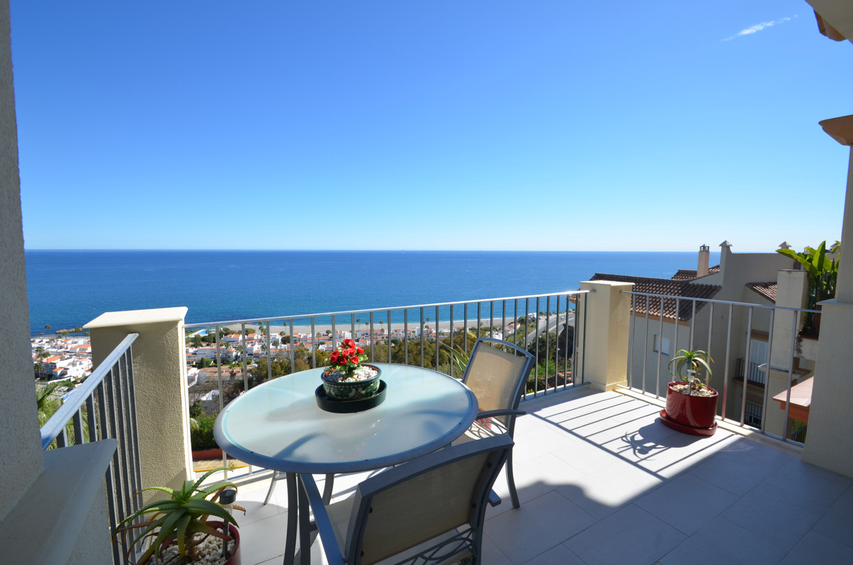 3 Bed Apartment for sale in La Duquesa Costa Del Sol, Málaga, Spain