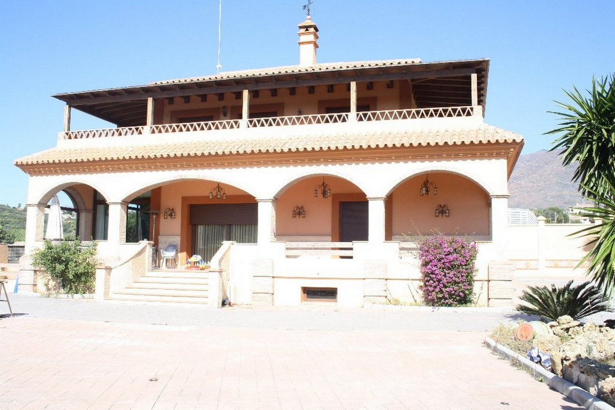 5 Bed Townhouse for sale in Estepona Costa Del Sol, Málaga, Spain