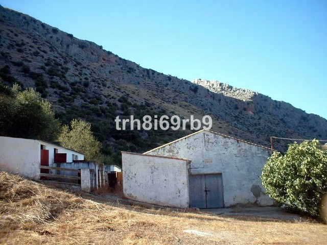 1 Bed Commercial unit for sale in Ronda Costa Del Sol, Málaga, Spain