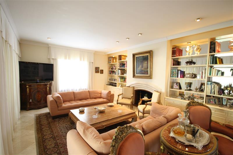 6 Bed Townhouse for sale in Los Monteros Costa Del Sol, Málaga, Spain