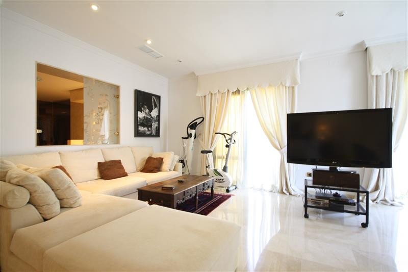 6 Bed Townhouse for sale in Los Monteros Costa Del Sol, Málaga, Spain