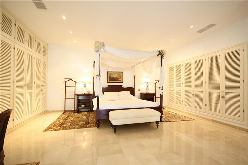 6 Bed Townhouse for sale in Los Monteros Costa Del Sol, Málaga, Spain