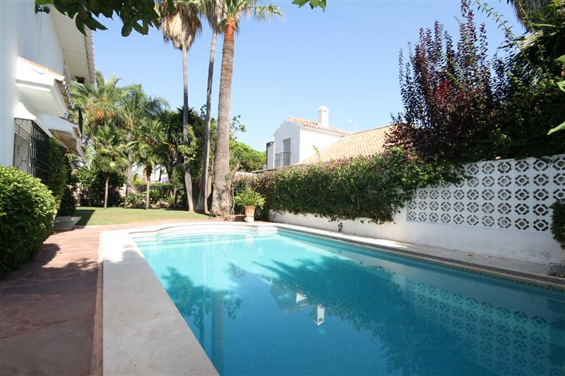 6 Bed Townhouse for sale in Los Monteros Costa Del Sol, Málaga, Spain