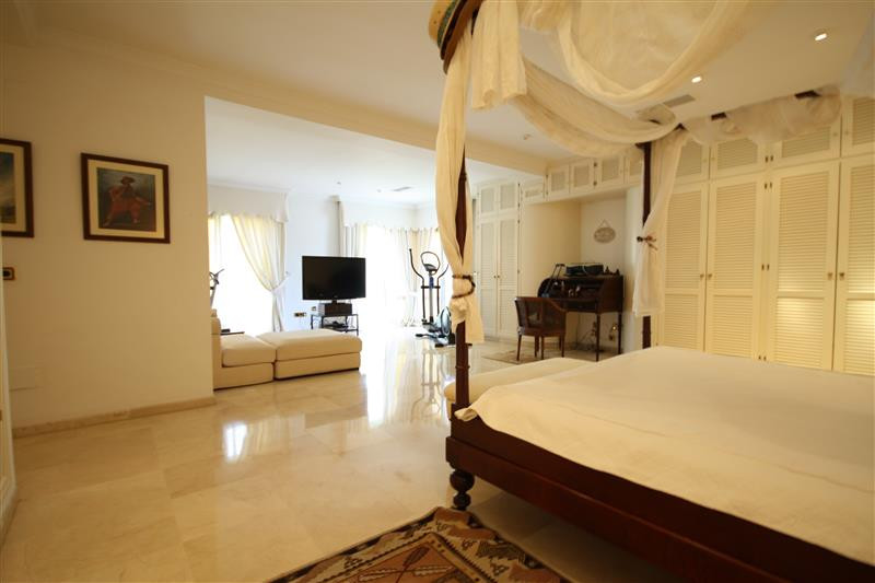 6 Bed Townhouse for sale in Los Monteros Costa Del Sol, Málaga, Spain