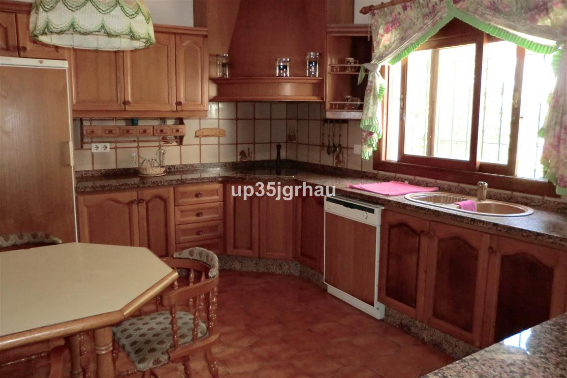 5 Bed Townhouse for sale in Estepona Costa Del Sol, Málaga, Spain