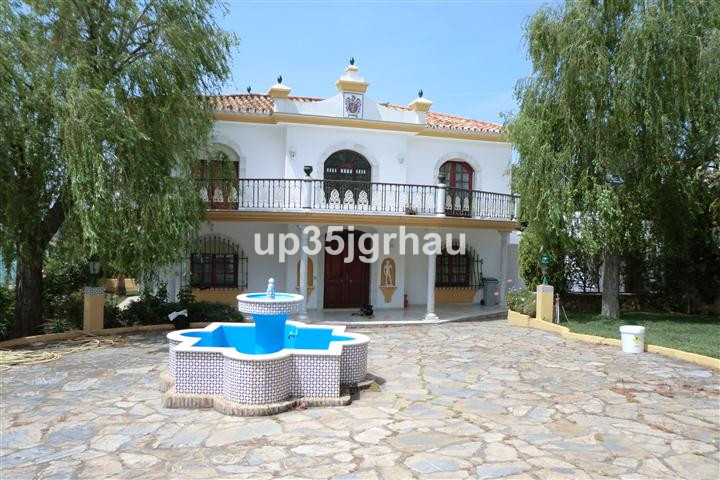 5 Bed Townhouse for sale in Estepona Costa Del Sol, Málaga, Spain