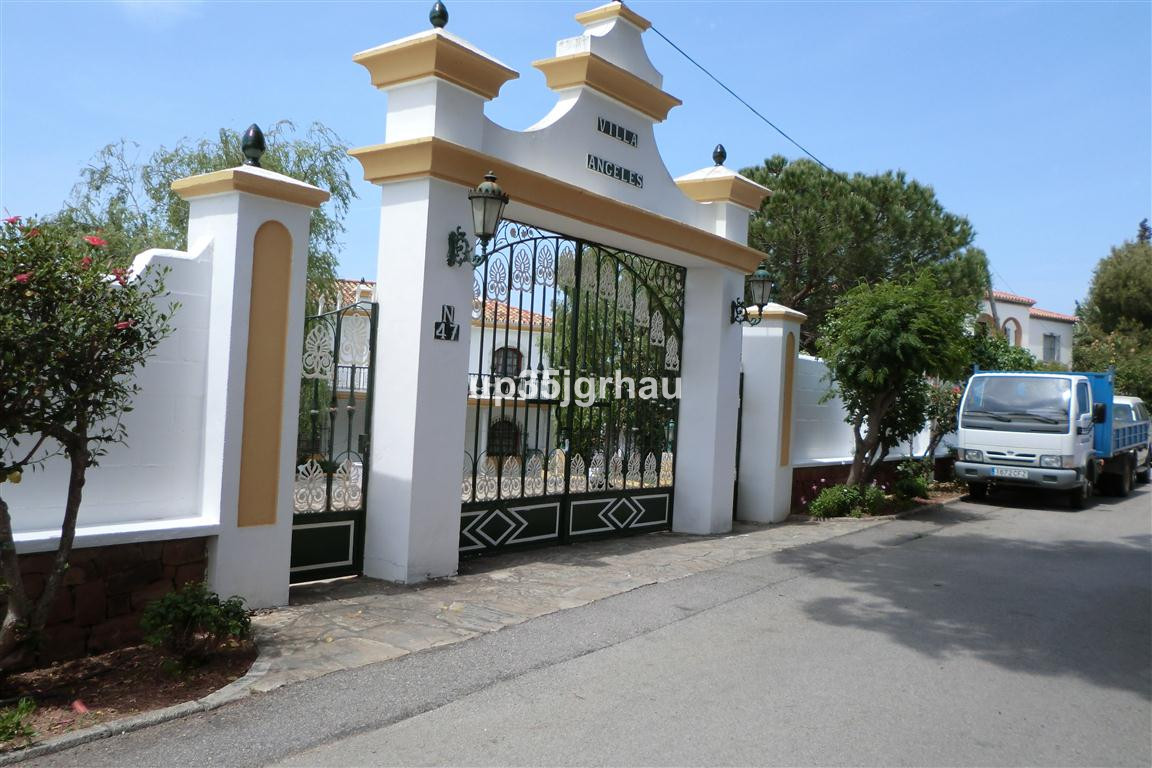 5 Bed Townhouse for sale in Estepona Costa Del Sol, Málaga, Spain