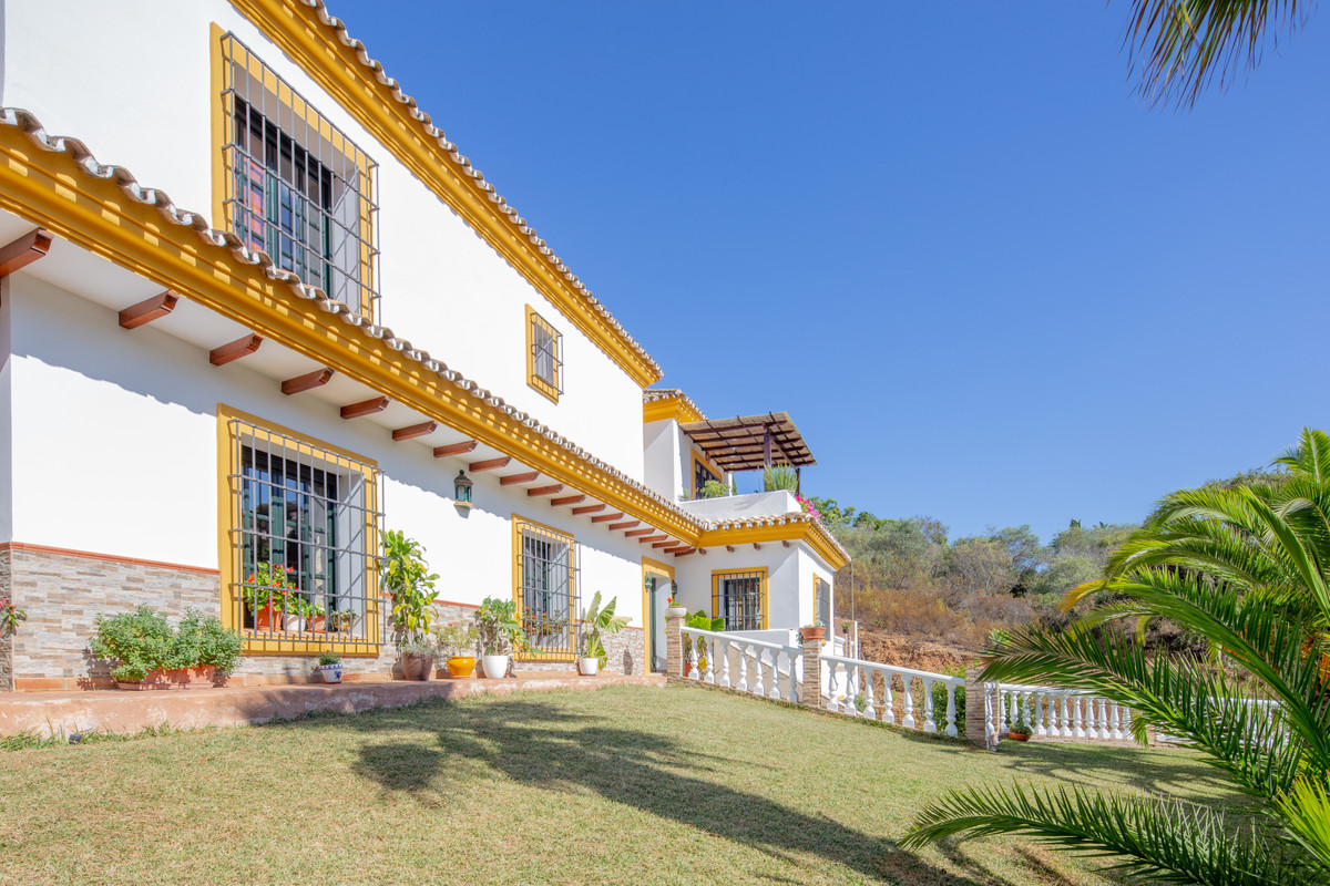 4 Bed Townhouse for sale in Elviria Costa Del Sol, Málaga, Spain
