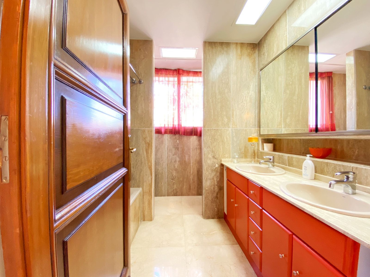 Se vende Villa - Chalet de 4 dormitorios en Costa Del Sol, Málaga, España