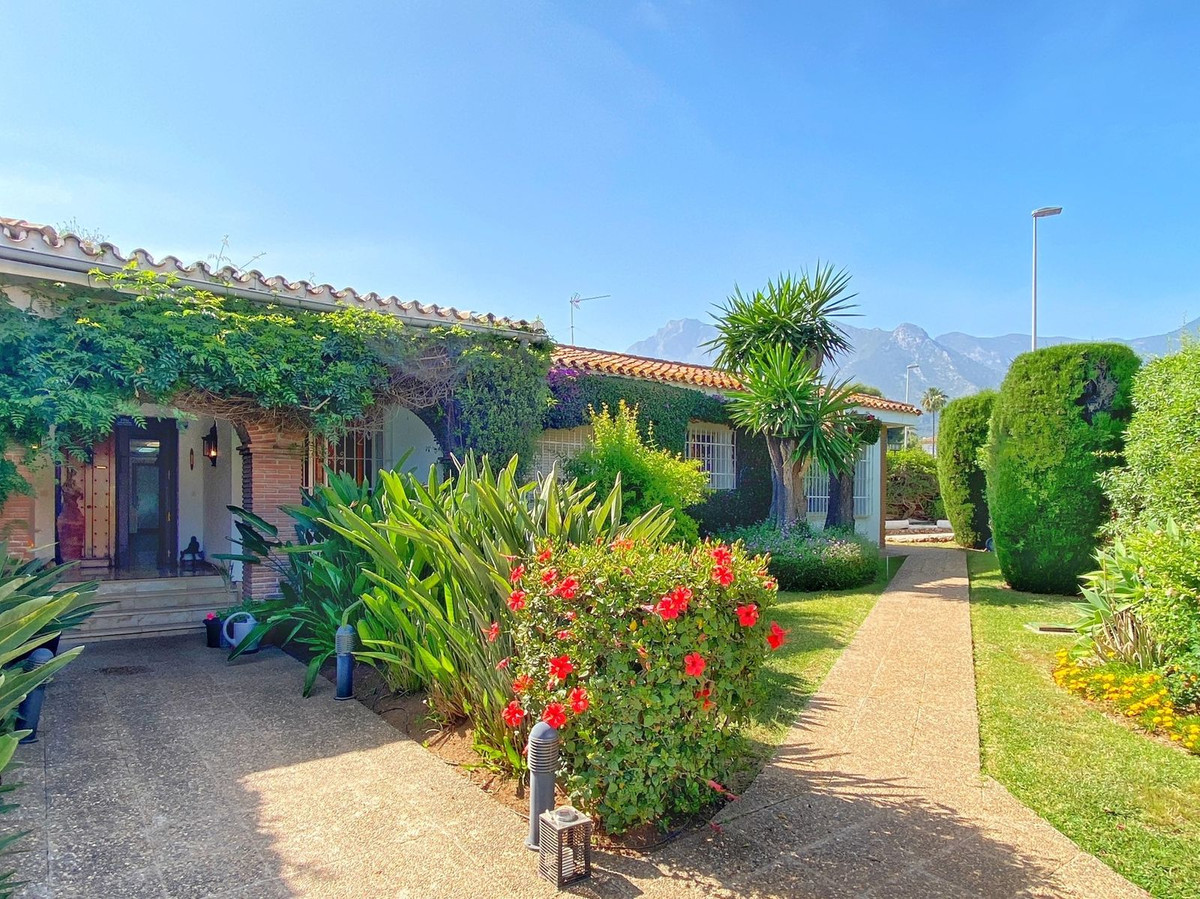 Se vende Villa - Chalet de 4 dormitorios en Costa Del Sol, Málaga, España