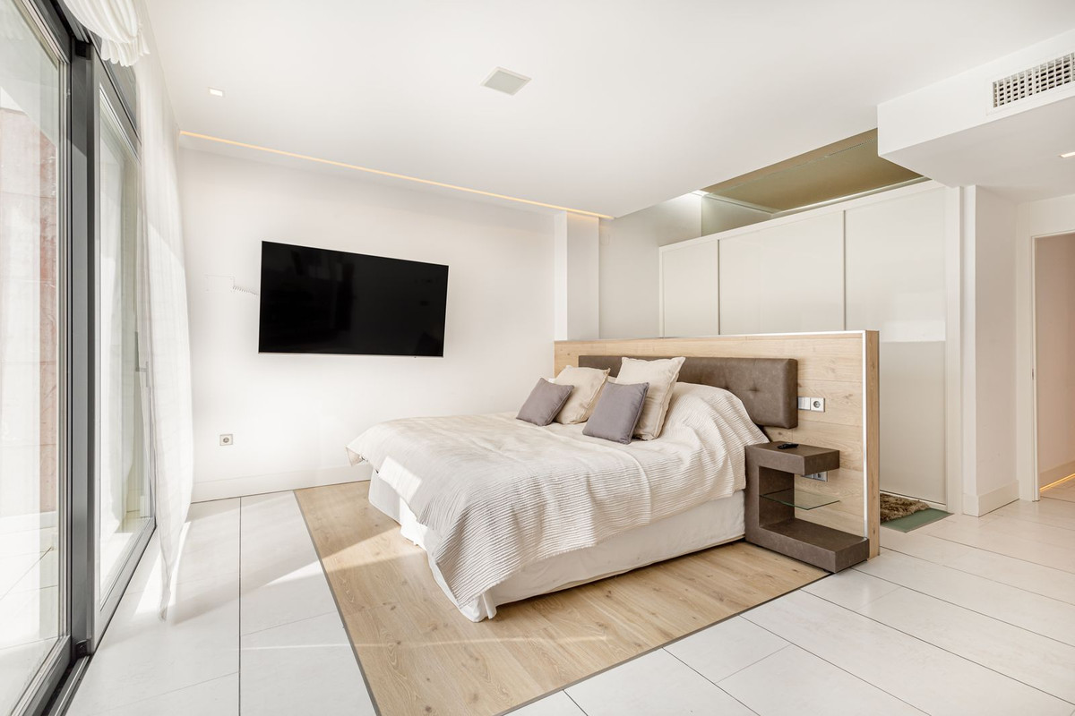 3 Bed Apartment for sale in Puerto Banús Costa Del Sol, Málaga, Spain