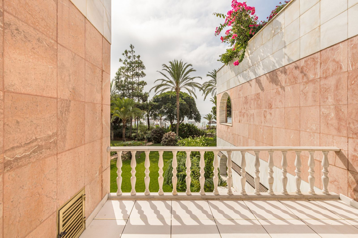 3 Bed Apartment for sale in Puerto Banús Costa Del Sol, Málaga, Spain