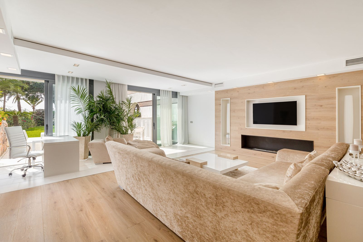 3 Bed Apartment for sale in Puerto Banús Costa Del Sol, Málaga, Spain
