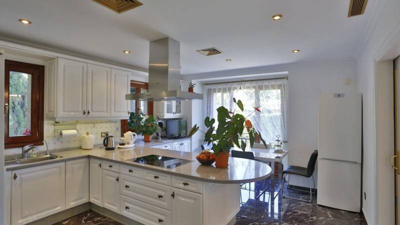 5 Bed Townhouse for sale in Sierra Blanca Costa Del Sol, Málaga, Spain