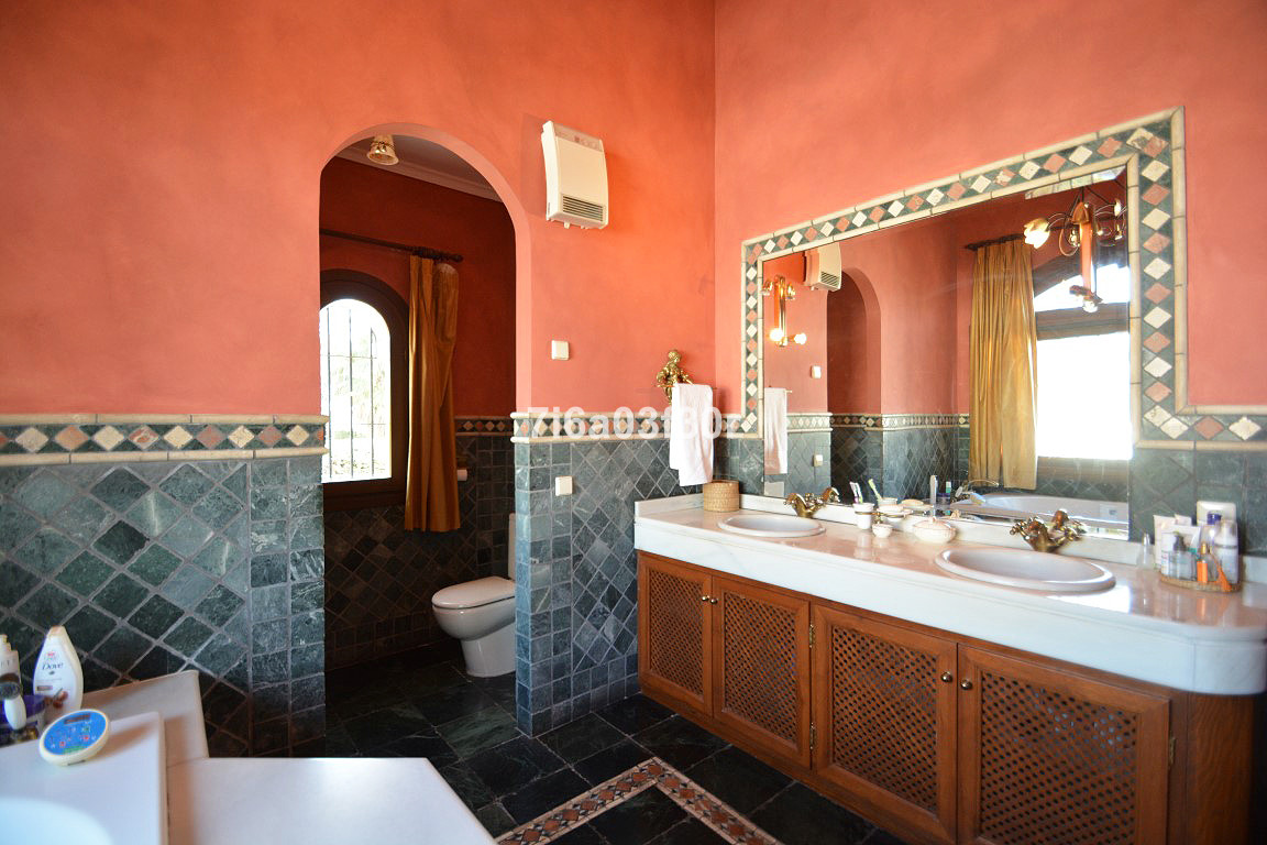 Se vende Villa - Chalet de 5 dormitorios en Costa Del Sol, Málaga, España