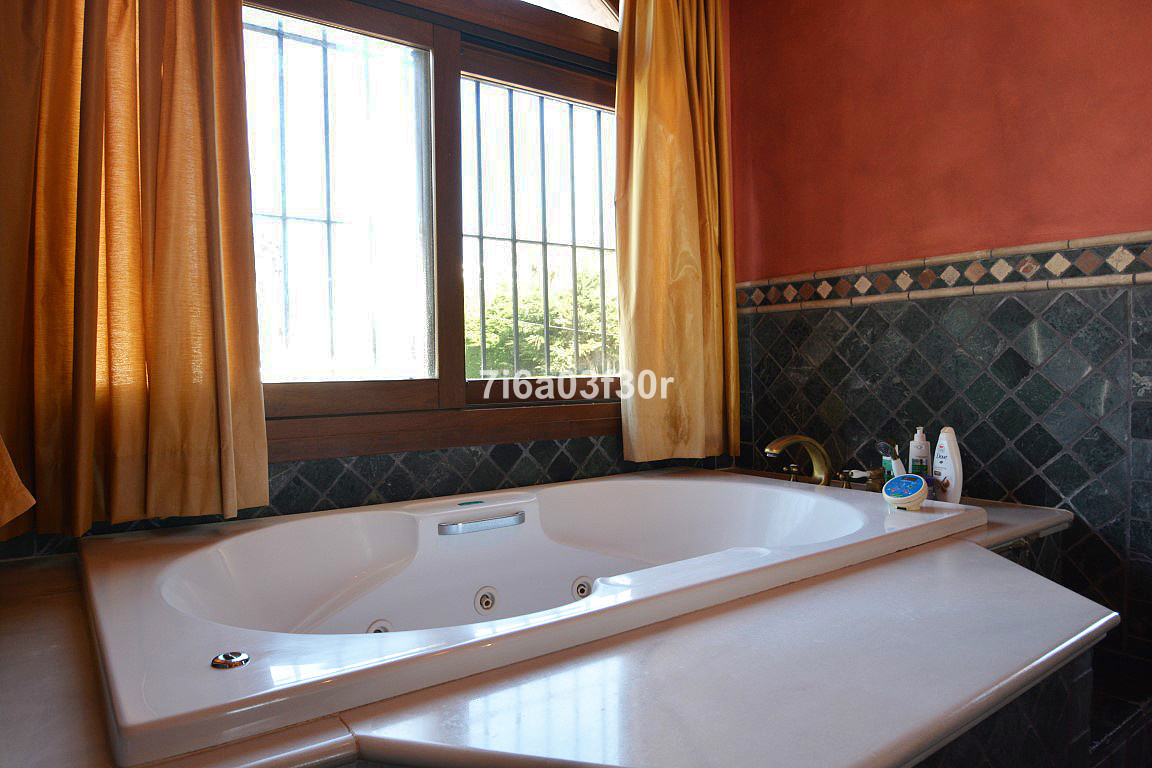 Se vende Villa - Chalet de 5 dormitorios en Costa Del Sol, Málaga, España