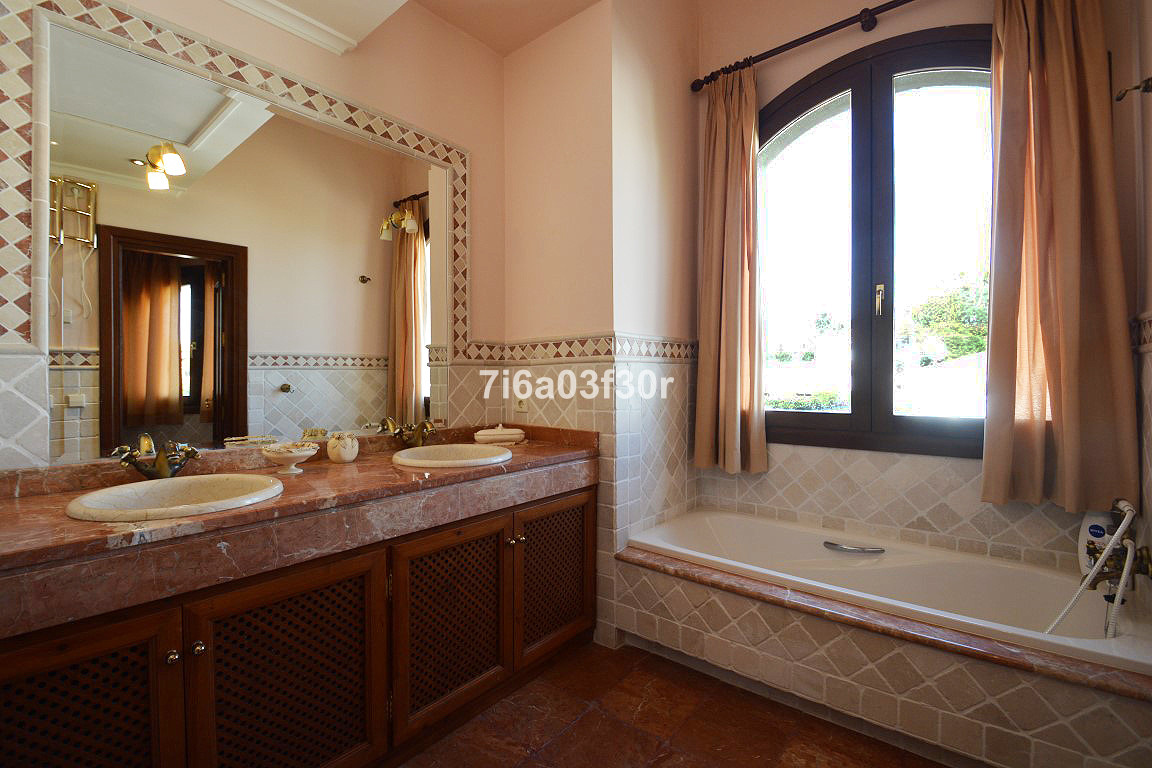 Se vende Villa - Chalet de 5 dormitorios en Costa Del Sol, Málaga, España