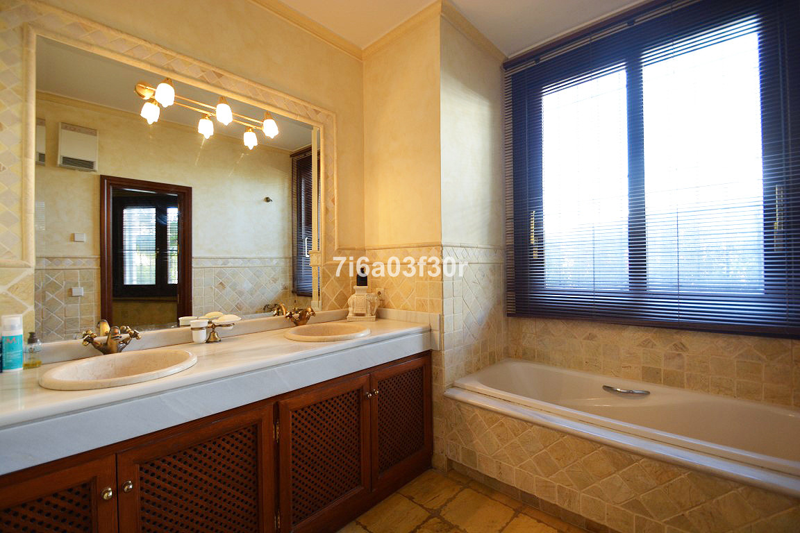 Se vende Villa - Chalet de 5 dormitorios en Costa Del Sol, Málaga, España