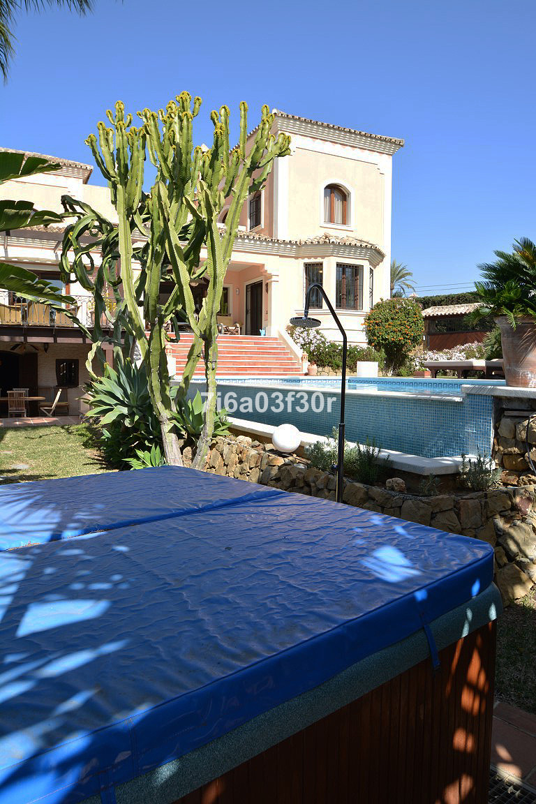 Se vende Villa - Chalet de 5 dormitorios en Costa Del Sol, Málaga, España