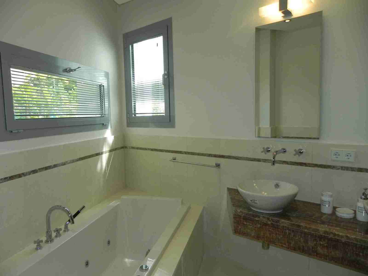 Se vende Pareada de 4 dormitorios en Costa Del Sol, Málaga, España