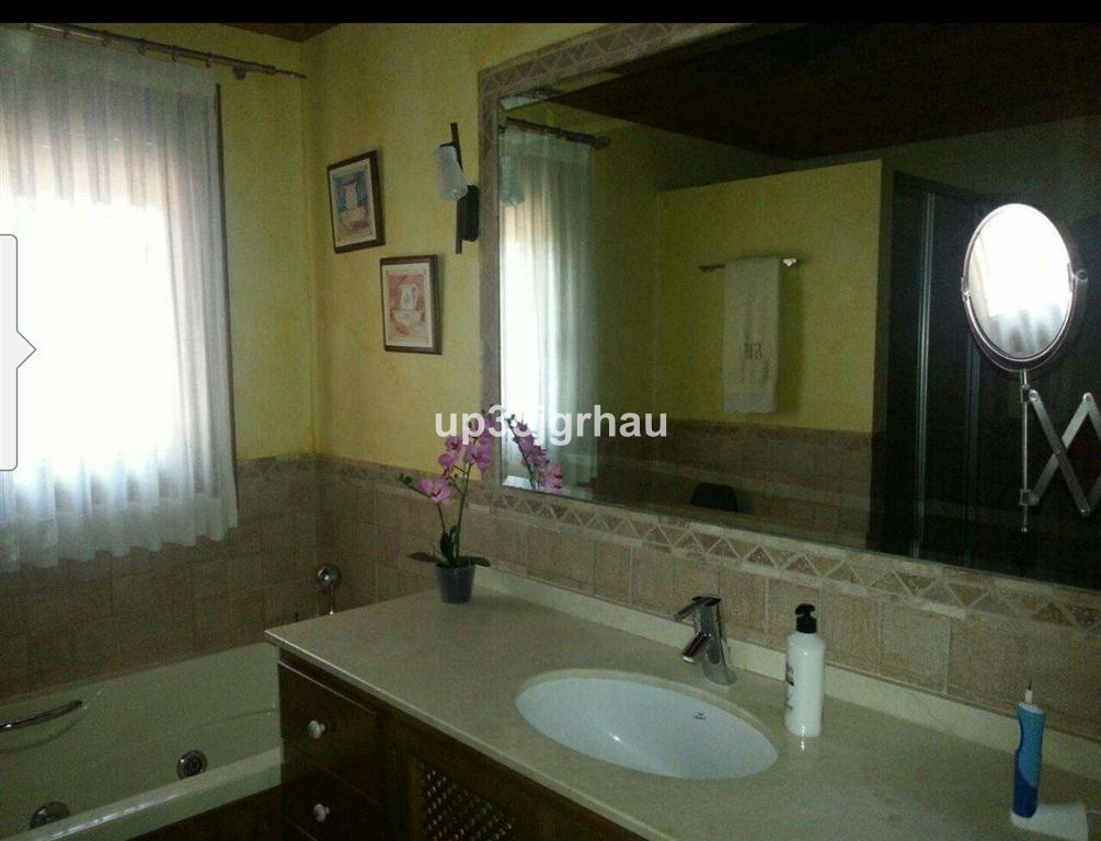 3 Bed Apartment for sale in Estepona Costa Del Sol, Málaga, Spain