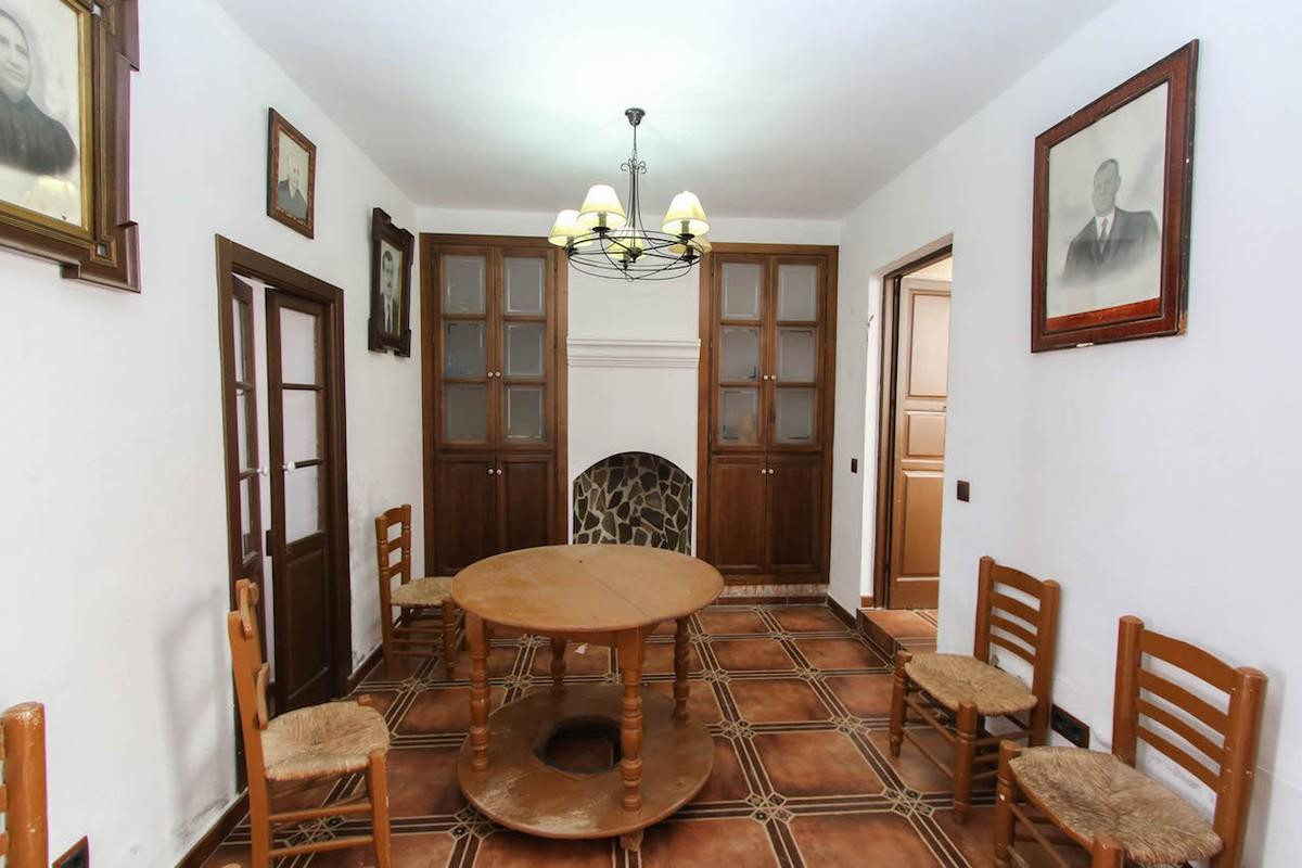 7 Bed Townhouse for sale in Guaro Costa Del Sol, Málaga, Spain