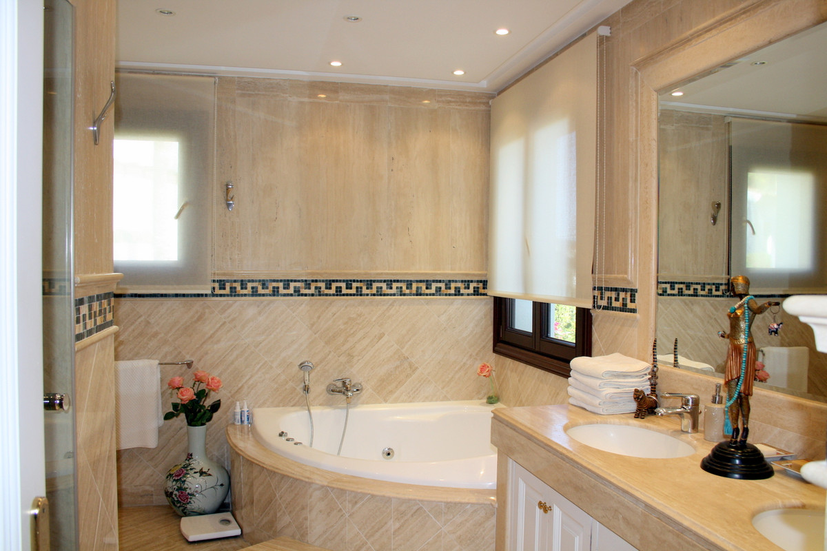 2 Bed Apartment for sale in Sierra Blanca Costa Del Sol, Málaga, Spain