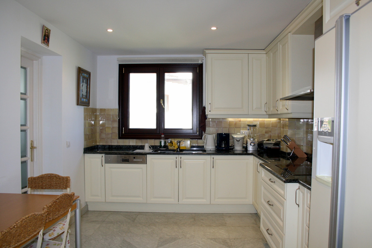 2 Bed Apartment for sale in Sierra Blanca Costa Del Sol, Málaga, Spain