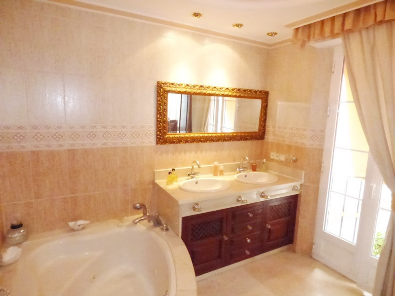 6 Bed Townhouse for sale in Marbella Costa Del Sol, Málaga, Spain