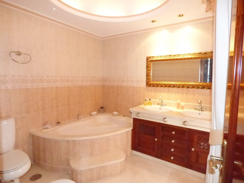 6 Bed Townhouse for sale in Marbella Costa Del Sol, Málaga, Spain
