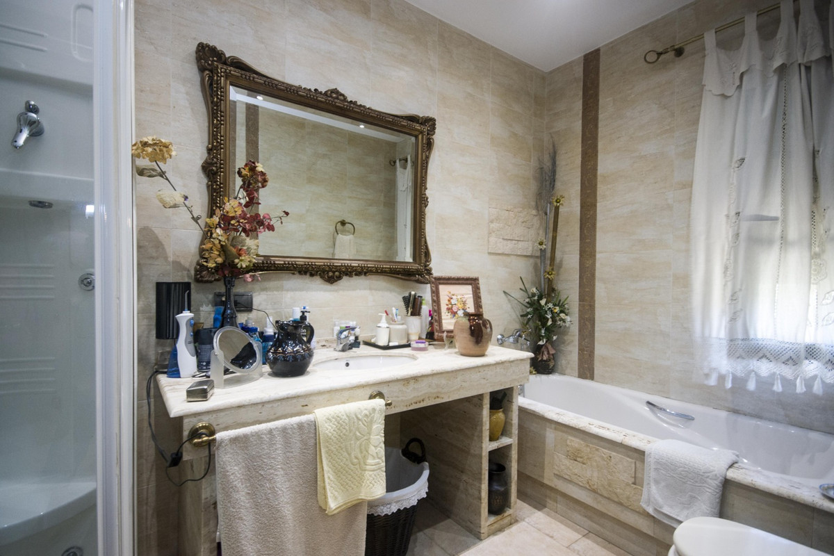 Se vende Villa - Chalet de 5 dormitorios en Costa Del Sol, Málaga, España