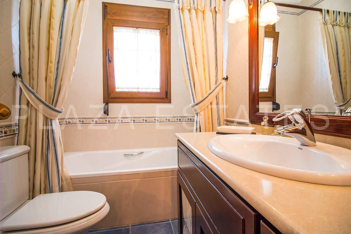 Se vende Villa - Chalet de 4 dormitorios en Costa Del Sol East, Málaga, España