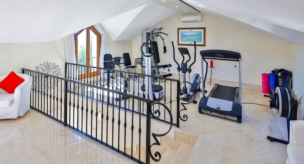 Se vende Villa - Chalet de 7 dormitorios en Costa Del Sol, Cadiz, España