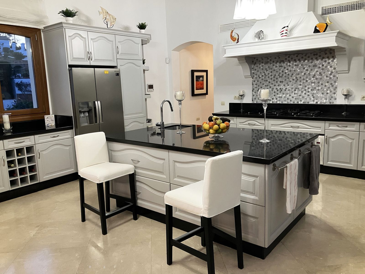Se vende Villa - Chalet de 7 dormitorios en Costa Del Sol, Cadiz, España