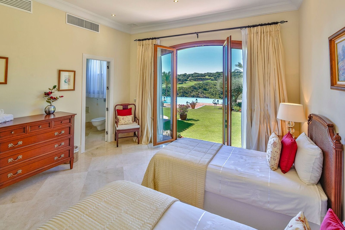 Se vende Villa - Chalet de 7 dormitorios en Costa Del Sol, Cadiz, España
