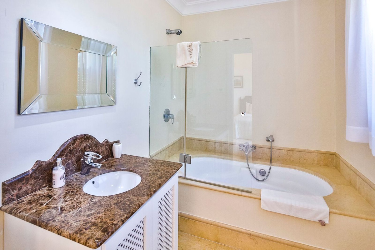 Se vende Villa - Chalet de 7 dormitorios en Costa Del Sol, Cadiz, España
