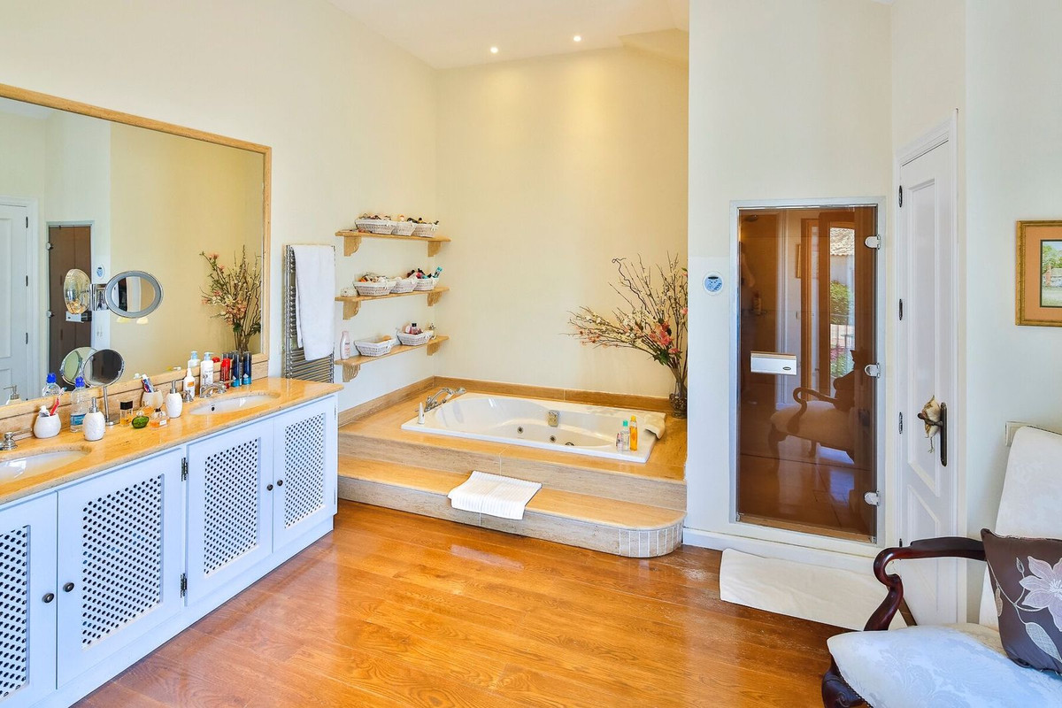 Se vende Villa - Chalet de 7 dormitorios en Costa Del Sol, Cadiz, España