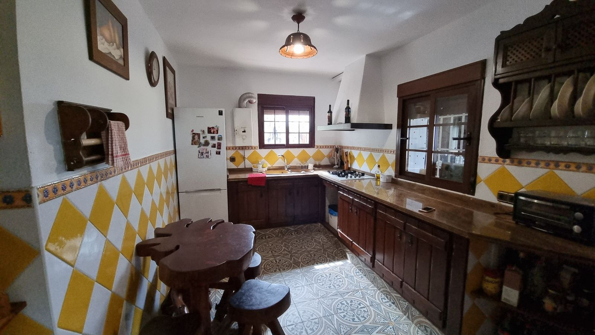 3 Bed Townhouse for sale in Casares Costa Del Sol, Málaga, Spain