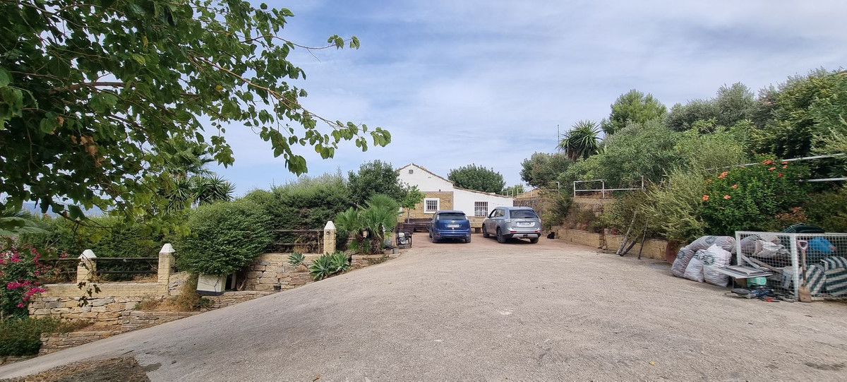 3 Bed Townhouse for sale in Casares Costa Del Sol, Málaga, Spain