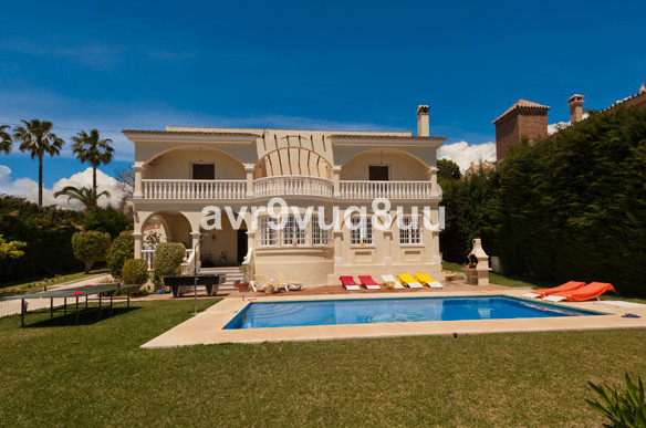 Se vende Villa - Chalet de 5 dormitorios en Costa Del Sol, Málaga, España